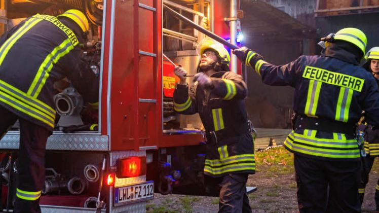 Einsatzkäfte bringen gestern in Zweedorf ihre Technik in Stellung. 