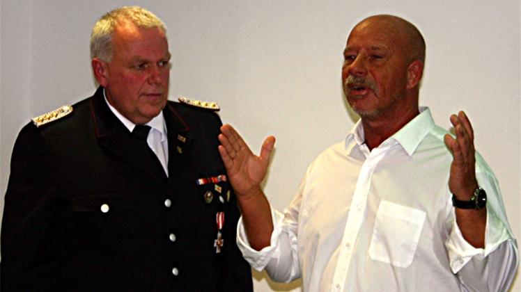 Zurows Bürgermeister Eckhardt Stelbrink zollt Ortswehrführer Rainer Müller höchste Anerkennung für 30 Jahre an der Spitze der Freiwilligen Feuerwehr Krassow.
