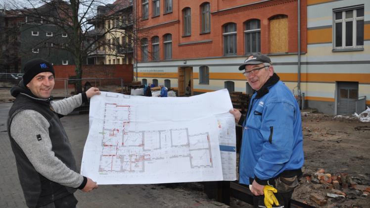 Sie haben einen Plan: Bauleiter Maik Müller und Rüdiger Schubert (r.) von der Firma Schütt, die die Heineschule saniert. 