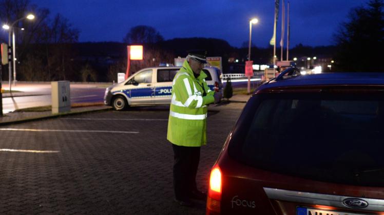Kontrollstelle Gadebusch: Bernd Schumacher vom Polizeirevier wies mehrere Kraftfahrer auf defekte Fahrzeugbeleuchtungen hin.