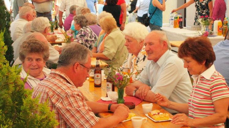 Ein Stück Dorfgeschichte: Zum 640. Geburtstag von Dargelütz versammelten sich viele Einwohner und Gäste an der großen Kaffeetafel.  