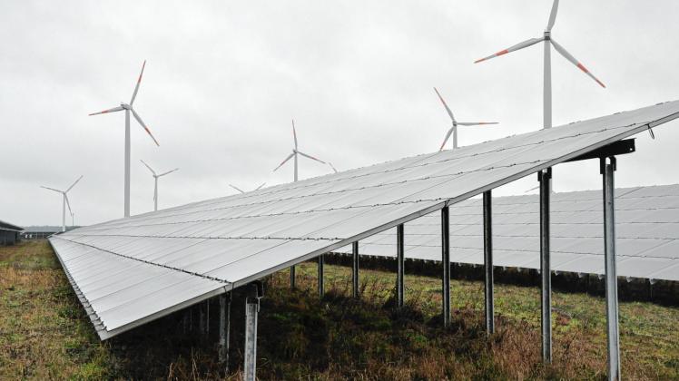 Auf einer Fläche von fast 13 Hektar stehen in Lübesse zwei Solarparks. Der Strom wird in das Netz der Wemag eingespeist.