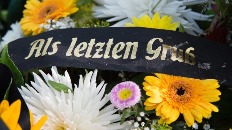 Die Planung der eigenen Beerdigung ist ein sensibles Thema. Dennoch kann es sinnvoll sein, die eigenen Wünsche frühzeitig zu äußern und verbindlich festzulegen. Doch nicht immer lassen sich die Wünsche des Verstorbenen mit den finanziellen Mitteln der Hinterbliebenen erfüllen.