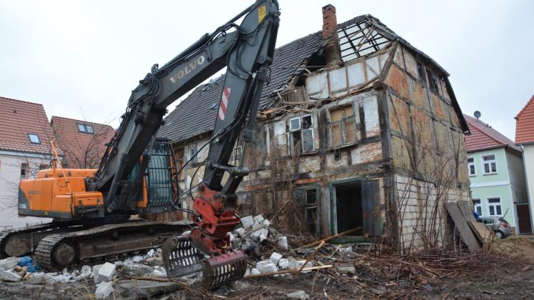 Es geht los: Gestern begann der Abriss des maroden Wohnhauses Wollenweberstraße 4. Dort soll ein Neubau entstehen.  