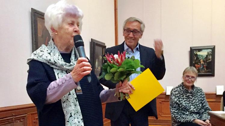 Blumen für das erste Ehrenmitglied: Vereinsvorsitzender Klaus Gollert gratuliert Edith Beckmann. 