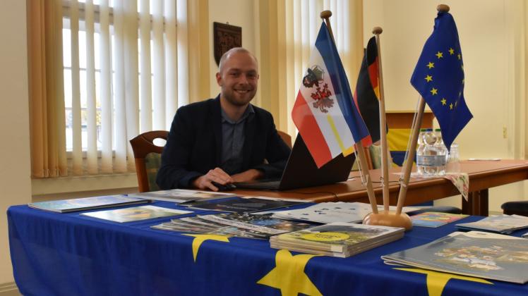 International wird es in Boizenburg. Diesmal klärt Marcel Barche im mobilen Büro des Europäischen Integrationszentrums über die EU-Ratpräsidentschaft Rumaniens auf. 