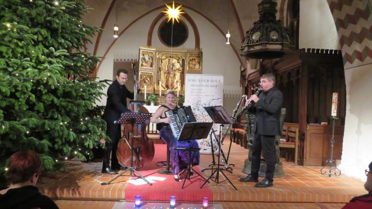 Das musikalische Trio (v.l.) Joachim Roth, Meike Salzmann und Ulrich Lehna ernete viel Beifall für seinen Auftritt.