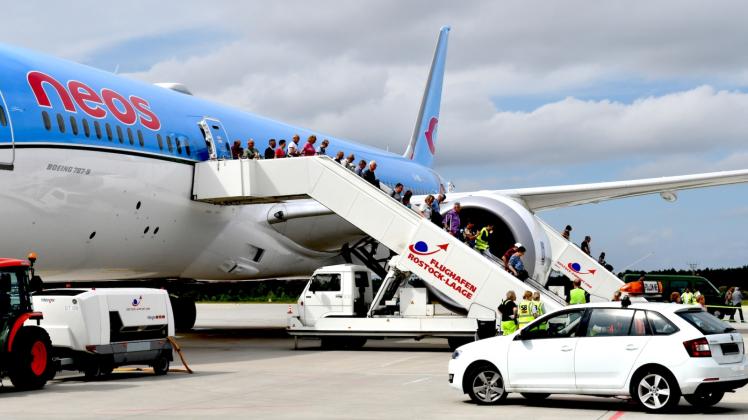 Landung eines Dreamliners vor kurzem auf dem Flughafen Laage. Der Airport konnte seine Fluggastzahlen steigern.