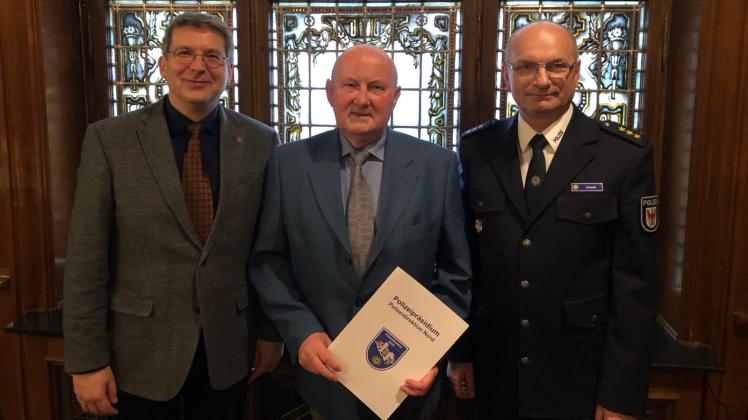 Bürgermeister Dr. Oliver Hermann (l.) und Dieter Umlauf (r.), Leiter der Polizeiinspektion Prignitz, danken Manfred Starke für sein Engagement als Sicherheitspartner. 