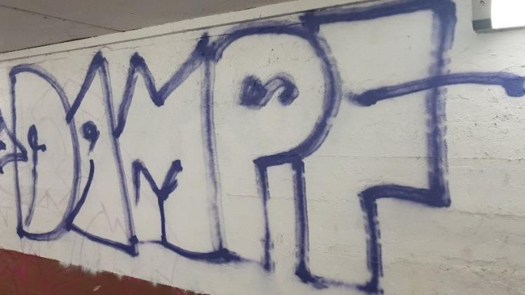 Graffiti im Bahnhofstunnel n Bützow: Ein Unbekannter hat sich damit der Sachbeschädigung schuldig gemacht.