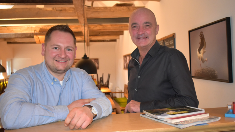 Mit ihren Entscheidungen sind beide zufrieden: Klaus Gervink (r.) übergibt das Hofcafé „Gelber Richard“ an André Hildebrandt.