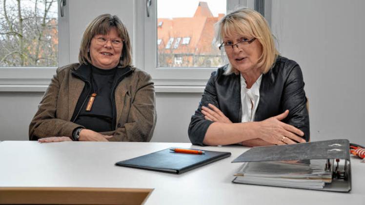 Neue Wahlleiterin im Amt Crivitz und ihre Amtsvorsteherin: Iris Lenk (r.) mit Heike Isbarn. 
