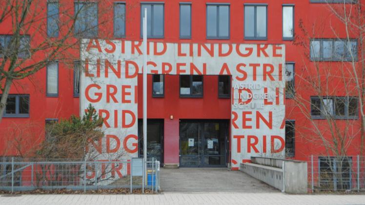 Die Lindgrenschule wurde 2002 saniert. Doch es gibt Probleme mit Fenstern, denen die Feuchtigkeit zugesetzt hat. 