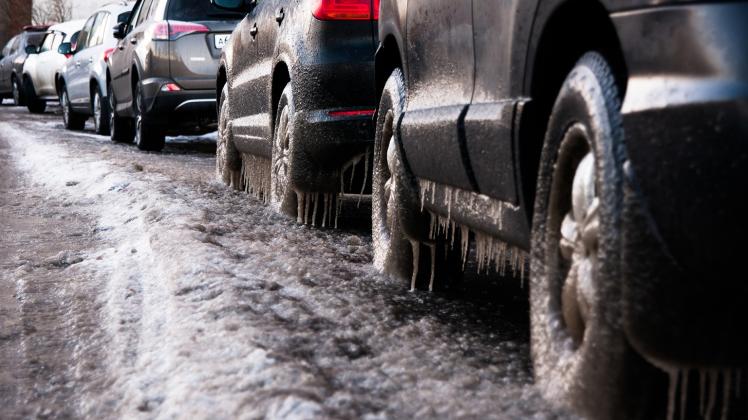 Im Winter können Salz, Schnee und Matsch den Lack und die Technik der Autos angreifen. Daher ist es umso wichtiger, die richtigen Pflege vorzunehmen, um das Auto sicher durch den Winter zu bringen. 
