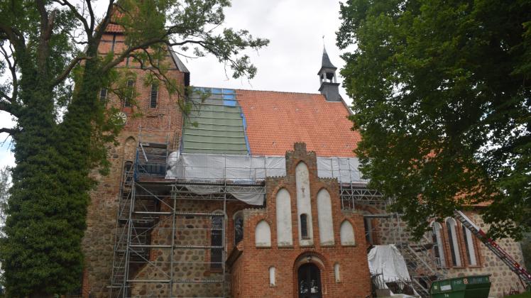 Ein neues Dach erhielt das Kirchenschiff in Recknitz im vergangenen Jahr – Voraussetzung für die Sanierung im Innern der Kirche. 