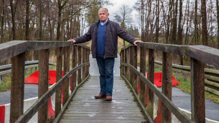 Die provisorische Holzbrücke ist mittlerweile ebenfalls marode. Bürgermeister Reinhard Eggemann kämpft um eine Lösung. 