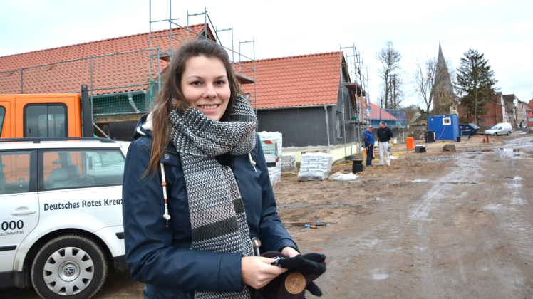 Freut sich, dass hier weitergearbeitet werden kann: Carolin Mai betreut das Projekt „Betreutes Wohnen“ am Bützower See. Der DRK-Kreisverband Güstrow lässt hier 37 Wohnungen bauen. 