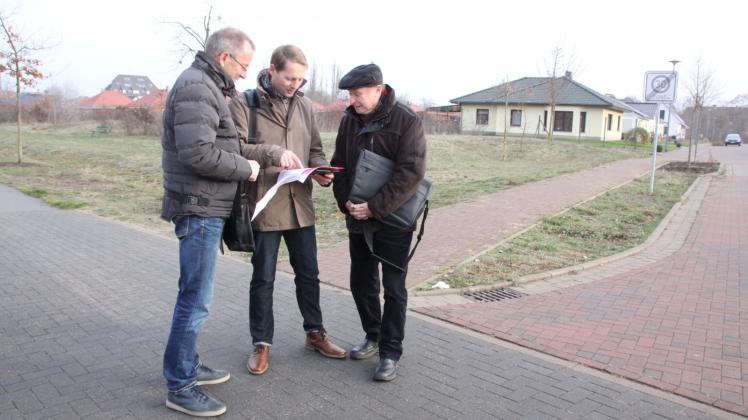 Martin Hahn (Mitte) stellt gemeinsam mit Torsten Diehn (l.) und Siegfried Reinhardt mögliche Bauplätze im Packhof-Viertel vor. 