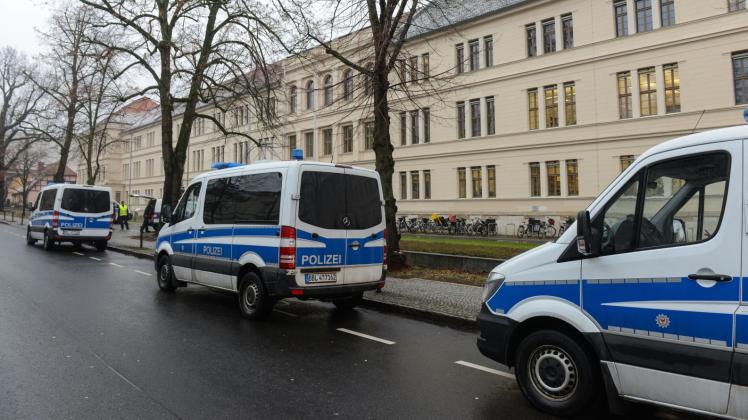 Nach der Bombendrohung stehen Polizeifahrzeuge am Justizzentrum Potsdam. 