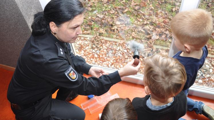 Die Zweitklässler konnten mit Hilfe von Carola Sachse von der Polizeiinspektion Ludwigslust ihren Fingerabdruck mitehmen. 
