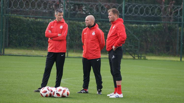 Beim ersten Training: Der neue Chef Jens Härtel (l.) hat mit dem neuen Co. Ronny Thielemann (M.) und dem zweiten Co. Uwe Ehlers viel zu bereden. 