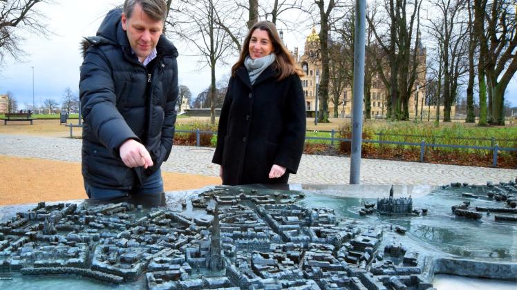„Schwerin ist eine schöne Stadt, das kann man auch am Modell sehen“, finden Nina Lehmenrich-Starke und Andreas Albrecht Hamburg.   