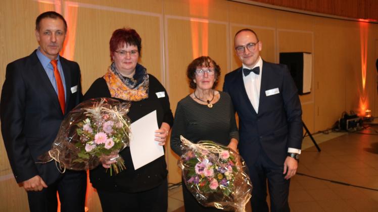 Ausgezeichnet: Christina Rohde (2.v.l.) und Karin Zießnitz (3.v.l.) wurden für ihr ehrenamtliches Engagement von Stadtpräsidetne Mathias Woschon (l.) und Bürgermeister Christian Grüschow geehert. 