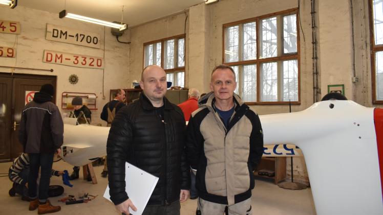Die Winterwartung der Segelflugzeuge ist derzeit angesagt. Wie es mit dem Flugplatzes Bockhorst weitergehen kann, dafür haben Michael Braun und Peter Meisberger (v.l.) ein Konzept erarbeitet. 