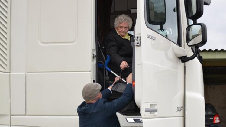 Ein besonderer Fahrservice zum 85. Geburtstag: Linda Kallies wurde von Sohn Manfred mit einem 40-Tonner abgeholt.  