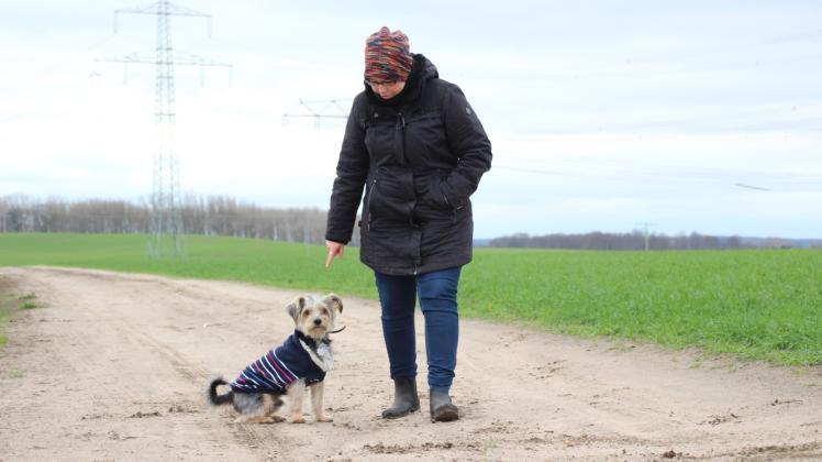 Ein Pullover für den Hund: Lisa Völlmer mit „Tatze“ beim Spaziergang. 