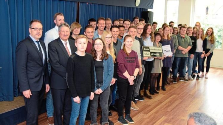 Am Windthorst-Gymnasium freuten sich Viele über die Auszeichnung als „Schule ohne Rassismus – Schule mit Courage“. Fotos: Heiner Harnack