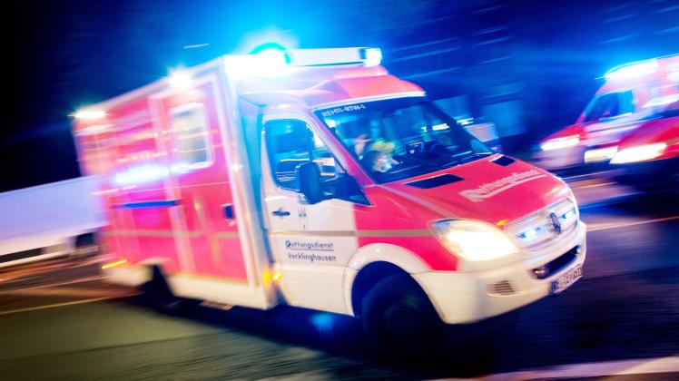 Die zwei am Unfall auf der B196 auf Rügen beteiligten Autoinsassen mussten schwerverletzt ins Krankenhaus gebracht werden.
