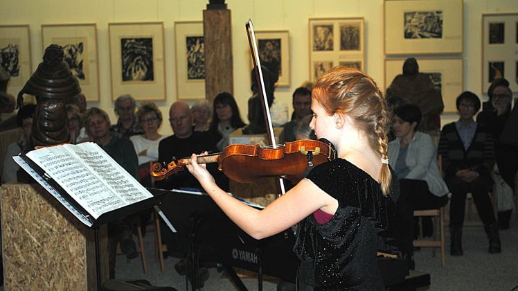 Für den Zauber des Nachmittags sorgten die Güstrower Musik- und Tanzschüler: Emilia Grabbe spielte Musikstücke auf der Violine, die sie auch beim Regionalwettbewerb „Jugend musiziert“ vorstellen wird. 