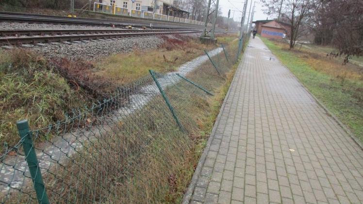 Am Grabower Bahnhof: 27 Meter Zaun sind runtergetreten, elf Pfosten aus dem Fundament gehoben worden. 