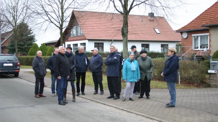 Anwohner vom Radegastweg und Rehnas Bürgermeister Hans Jochen Oldenburg (3.v.l.) beim Vorort-Termin in Nesow 