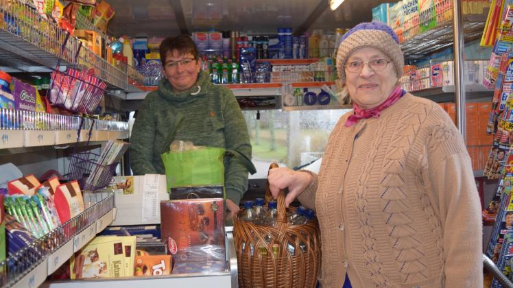 Der Supermarkt hält direkt vor der Tür: Waltraud Kosla (rechts) ist glücklich, dass Kerstin Müller diesen Service anbietet.