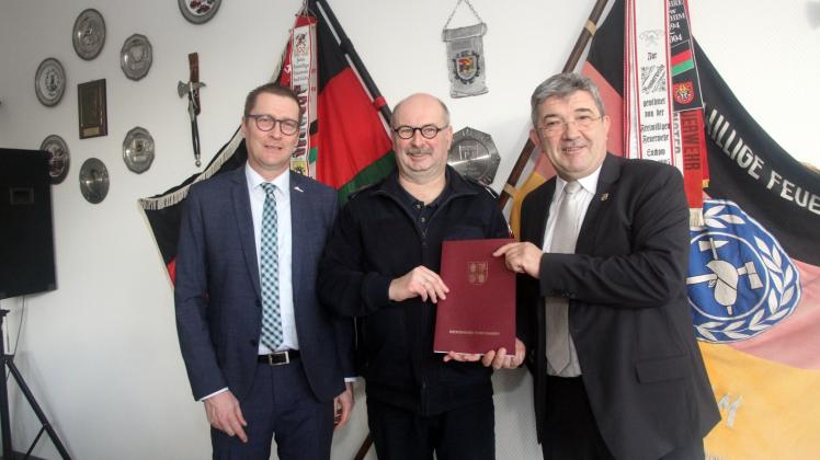 Übergab den Fördermittelbescheid an Stadtwehrführer Bernd Schröder (m.) und Bürgermeister Dirk Flörke: Innenminister Lorenz Caffier (r.) 