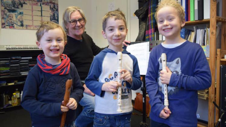 Die drei Jungs haben die Blockflöte bereits fest im Griff: Anton, Cenk und Jelle (v.l.) lernen bei Hartmut Görz in der Musikschule Ataraxia das klassische Eintsteigerinstrument. 