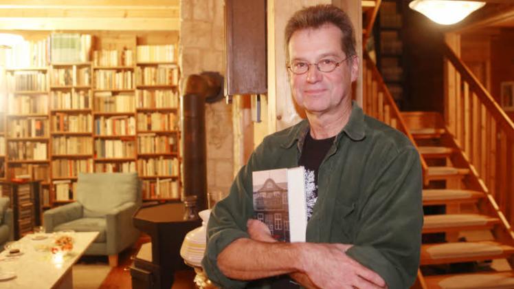                              Der Mecklenburger Autor Lutz Dettmann in seiner Bibliothek