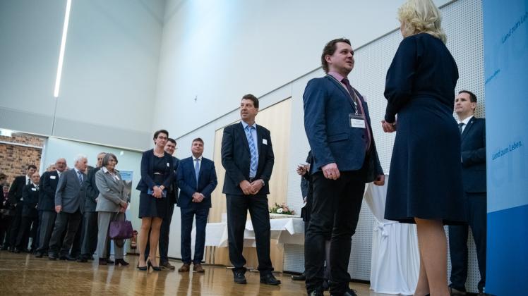 Beim zweieinhalbstündigen Defilee warteten die Gäste lange, um ihre Wünsche an Ministerpräsidentin Schwesig persönlich zu überbringen.  Fotos: Volker Bohlmann 