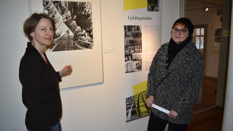 Kulturforum-Leiterin Antje Schunke (l.) begrüßt die 1500. Besucherin der Höhne-Ausstellung, Brigitte Arndt. 