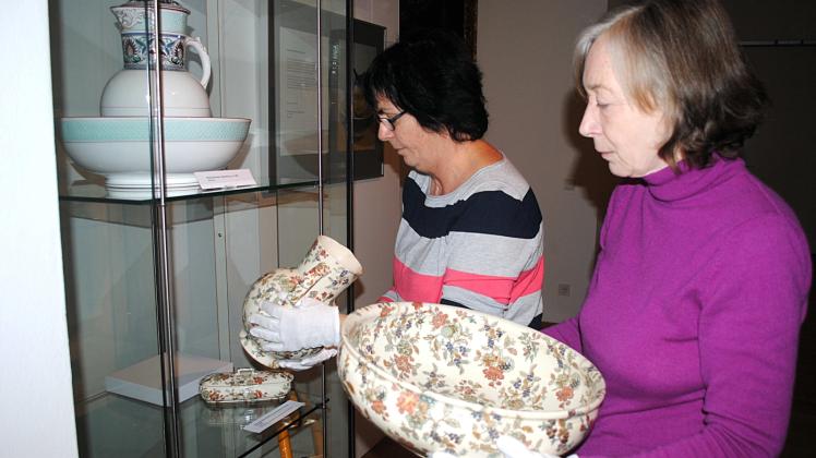 Die Waschgarnitur aus der Steingutmanufaktur von Sarreguemines stellen Kerstin Reincke (l.) und Iris Brüdgamin die Vitrine. 