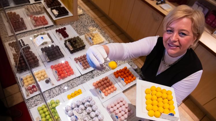 Die stellvertretende Geschäftsführerin Benita Dierck präsentiert eine Auswahl von Pralinen in der Rostocker Schokoladerie