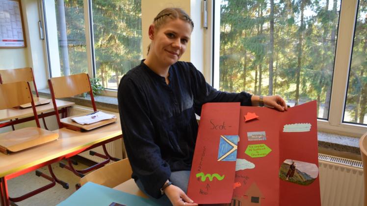 Mit Kreativität gute Noten bekommen: Referendarin Daria Düde gestaltet mit ihren Schülern im Englischunterricht besondere Plakate.