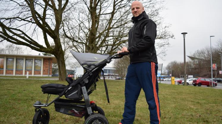 Sportlich am Kinderwagen präsentiert sich Trainer Andreas Kalbe und lädt Mütter zum Training ein. 