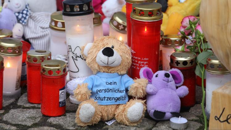 Kerzen und Plüschtiere stehen vor dem Eingang des Hauses, wo am 12.01. eine Sechsjährige ums Leben kam.