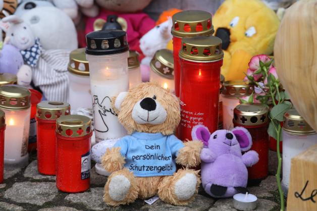 Kerzen und Plüschtiere stehen vor dem Eingang des Hauses, wo am 12.01. eine Sechsjährige ums Leben kam.