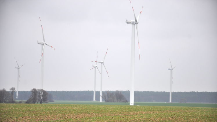 Schon in Betrieb: Windkraftanlagen bei Groß Warnow in Brandenburg. In der Nähe könnten auch die neuen Anlagen errichtet werden. 