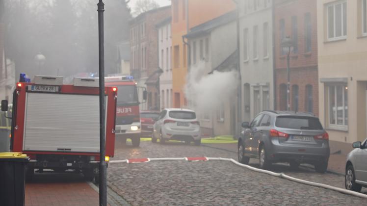 Starke Rauchentwicklung gestern Mittag in der Straße des Friedens in Laage. Die Feuerwehren rückten mit mehreren Wagen aus und bekämpften den Brand. 