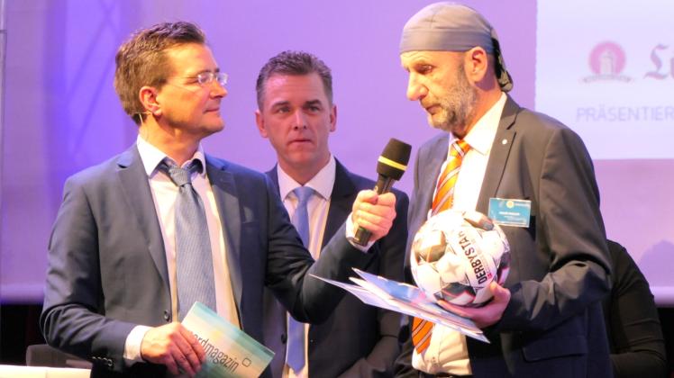 Im Interview: André Prielipp (r.), Fußballabteilungsleiter des Hagenower SV, stand dem Moderator des Abends, NDR-Sportchef Clemens Paulsen, am Mikrofon Rede und Antwort.